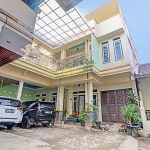 Oyo 92596 Al-Razzaq Guest House Jambi Exterior photo