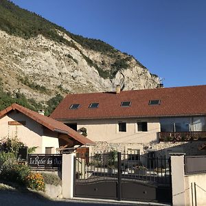 Le Rocher Des Ducs, Vue Sur Montagne Le Glaizil Exterior photo