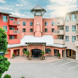 Manteo Resort Waterfront Hotel Kelowna Exterior photo