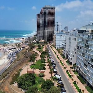דירה יפיפיה ומרווחת ליד הים Apartment Netanya Exterior photo