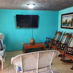 House For 5 With Vehicle Included In Roatan Apartment Exterior photo