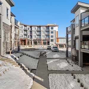 Elkwood Luxurious Townhome With King Bed And Garage Parking Calgary Exterior photo