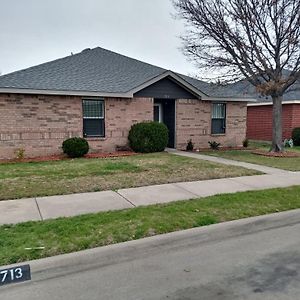 Family Home Sleeps 10! Private Yard & King Beds! Dallas Exterior photo