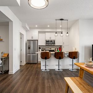 Luxurious Townhome With King Bed And Garage Parking Calgary Exterior photo