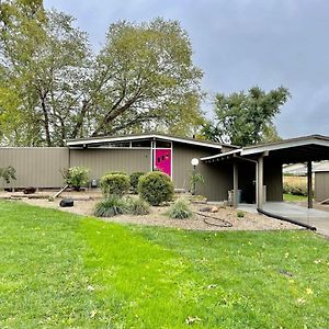 Mid-Century Style And Class In Quiet Ne Location Cedar Rapids Exterior photo