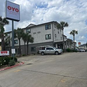 Oyo Town House Hotel Beaumont Exterior photo