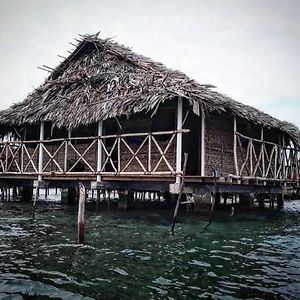 Private Traditional Hut On The Water With 2 Rooms Wichubuala Exterior photo