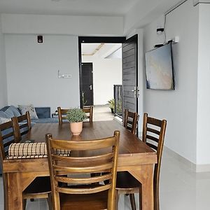 Two Bedroom Apartment In Colombo Talawatugoda Exterior photo