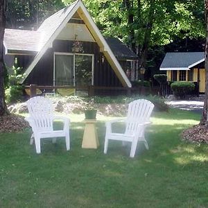 Amber Lantern Two-Bedroom Cottage Lake George Room photo