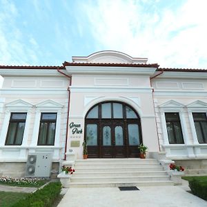 Green Park Boutique Hotel Focsani Exterior photo