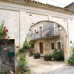 La Cour Des Cloches Bed & Breakfast Mainxe Room photo