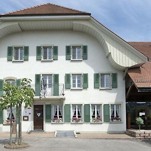 Auberge De La Croix Blanche Villarepos Exterior photo