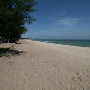 Beachfront Hotel Cha Am Cha-Am Exterior photo