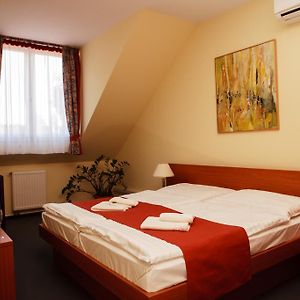 Lipa Hotel Es Etterem Szentgotthard Room photo