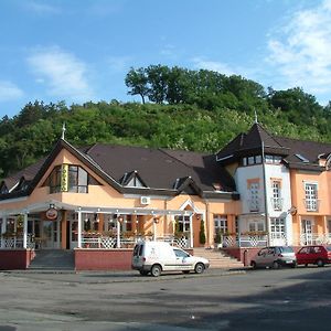 Galcsik Fogado Hotel Salgotarjan Exterior photo