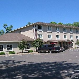 Budget Host Inn & Suites North Branch Exterior photo