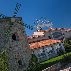 Logis Hotel Le Moulin Des Gardelles Riom Exterior photo