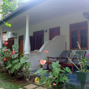 Sansala Guesthouse & Restaurant Tangalle Exterior photo