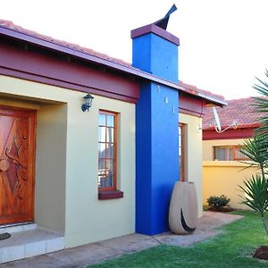 Lizvilla Guesthouse Pretoria Exterior photo