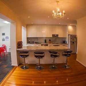 Inner Melbourne Luxury Holiday House Kooyong Room photo