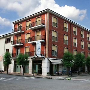 Hotel Ristorante Vittoria Santhia Exterior photo