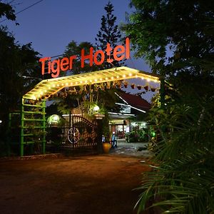 Tiger Hotel And Golden Lion Restaurant Pyin Oo Lwin Exterior photo