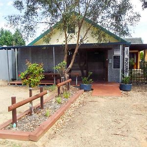 Wagga Wagga Tourist Park Hotel Exterior photo