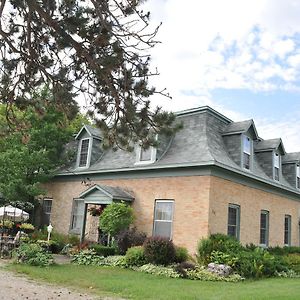 Sommerville Court Motel Bed & Breakfast Lucknow Exterior photo