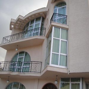 Tazina Guest House Addis Ababa Exterior photo