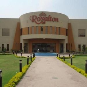 Royalton Hotel Faisalabad Exterior photo