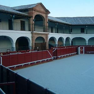 Hotel Plaza De Toros De Almaden Exterior photo