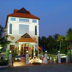 Regant Lake Palace Hotel Nindakara Exterior photo