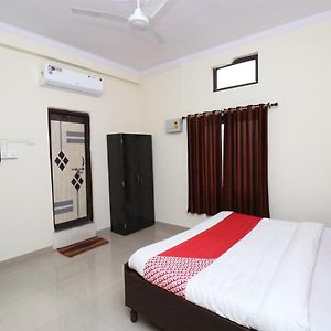 Oyo 24823 Amrit Guest House Jhusi Exterior photo