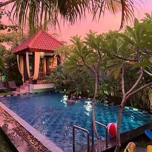 Villa Rosseno - Evelyn Private Pool And Garden Yogyakarta Exterior photo