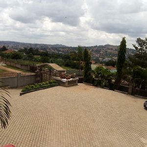Good Neighborhood And People Around Apartment Kampala Exterior photo