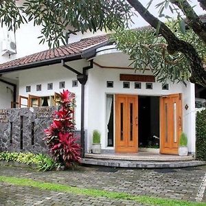 Rumah Asri B&B Bandung Exterior photo
