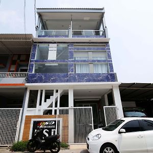 Kamar Keluarga Bandara VI Syariah Hotel Tangerang Exterior photo