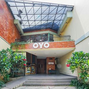 Oyo 316 Umada Beds & Lounge Syariah Hotel Surabaya Exterior photo