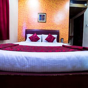 Oyo 11585 Hotel Shreenithi Madurai Exterior photo