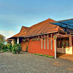 Vila Bunga Merah Gelatik Lembang Exterior photo