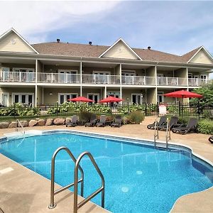 Splendid Mountain View Condo With Pool, Bbq & Terrace - Water Park, Mtb, Cycling, Golf! Bromont Exterior photo