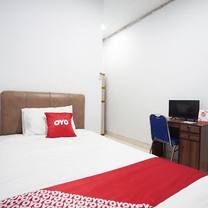 Oyo 2566 Putri Kesia Rooms Manado Exterior photo