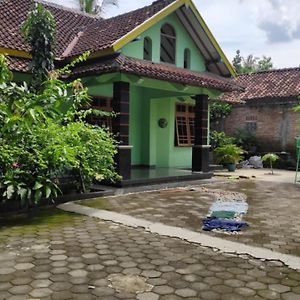 Akar Wangi 1 Homestay Yogyakarta Exterior photo