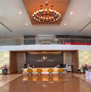 Srivaree Pavilion Hotel And Training Center Bang Phli Exterior photo