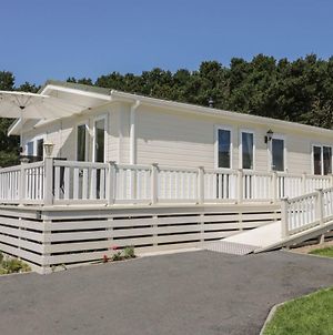 Impeccable 3-Bed Lodge At Cayton Bay Holiday Park Exterior photo