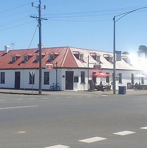 The Caledonian Inn Port Fairy Exterior photo