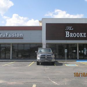 The Brooke Motel Brookshire Exterior photo