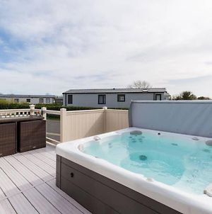 Thumper Lodge - Luxury Lodge With Hot Tub South Cerney Exterior photo