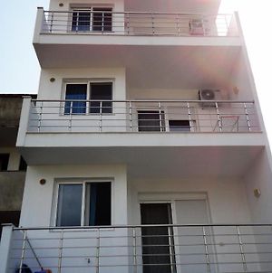 Spiro Guest House Himare Exterior photo