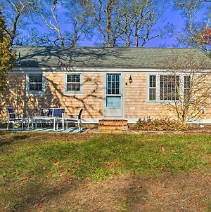 Charming Cape Cottage With Patio 4 Mi To Beach! Dennis Exterior photo